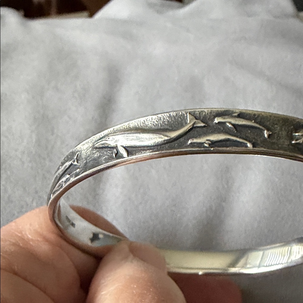 James Avery Retired Sterling Silver Whale Bangle - Picture 10 of 11